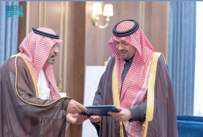 أمير منطقة الحدود الشمالية يتسلّم التقرير الختامي لمهرجان "الرياضيات لغة العلوم"